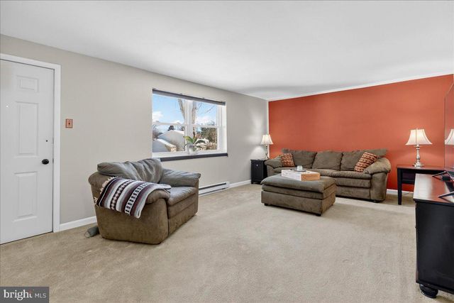 8 RED CLOUD CIR, Royersford, PA 19468