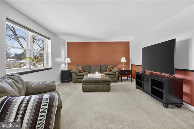 8 RED CLOUD CIR, Royersford, PA 19468