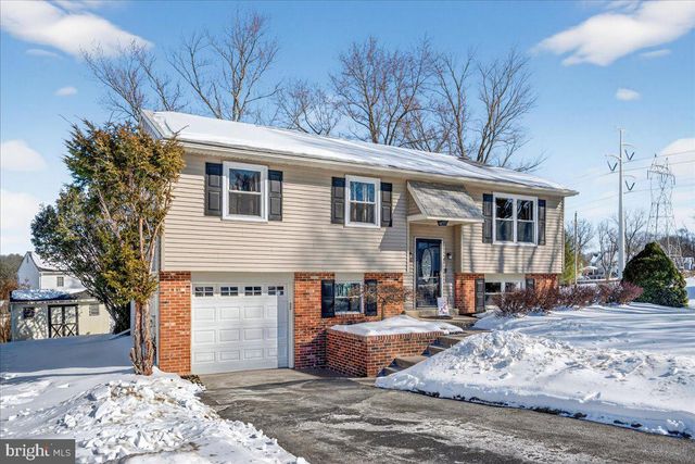 8 RED CLOUD CIR, Royersford, PA 19468