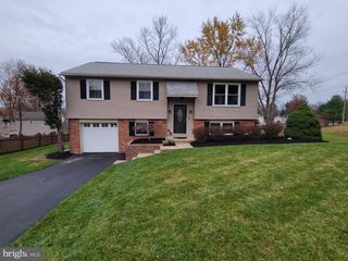 8 RED CLOUD CIR, Royersford, PA 19468