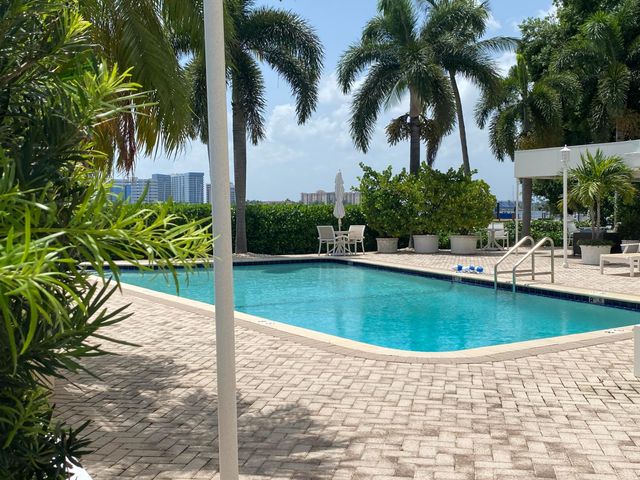 250 Bradley Place 210, Palm Beach, FL 33480