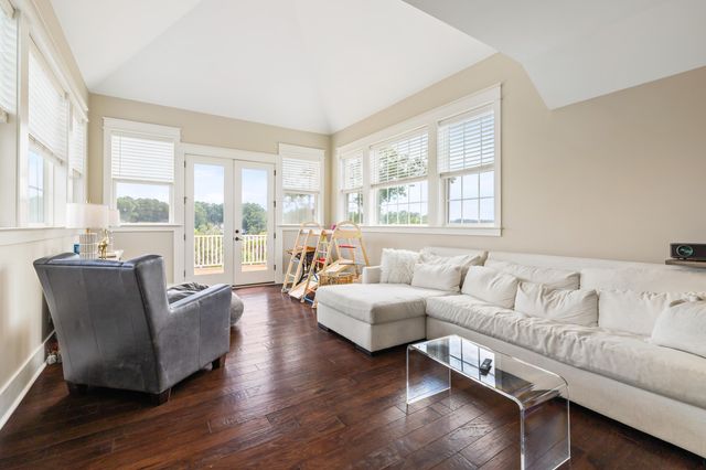 3000 Yachtsman Drive, Mount Pleasant, SC 29466