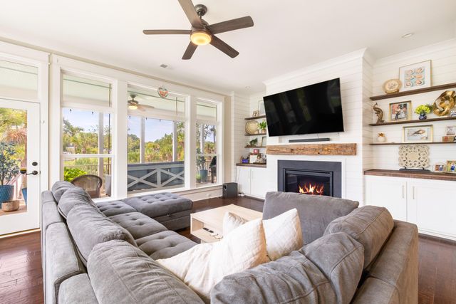 3000 Yachtsman Drive, Mount Pleasant, SC 29466