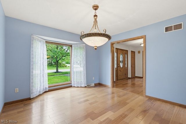 951 S Azalea Boulevard, Barberton, OH 44203