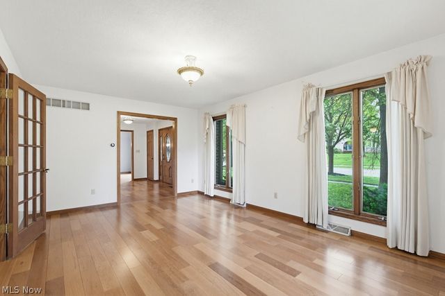 951 S Azalea Boulevard, Barberton, OH 44203
