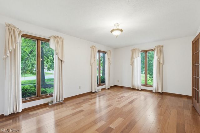 951 S Azalea Boulevard, Barberton, OH 44203