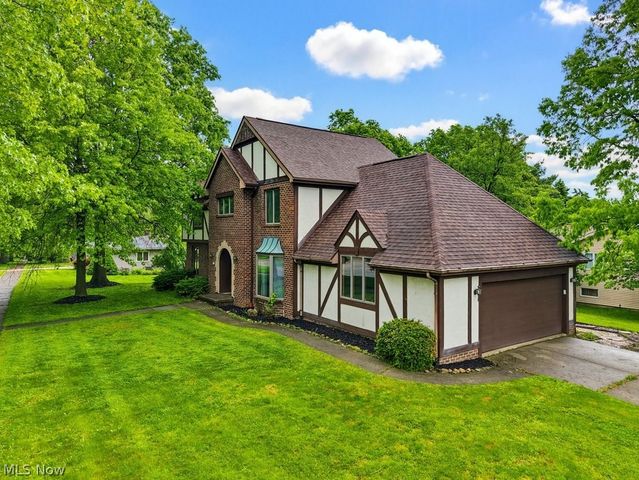 951 S Azalea Boulevard, Barberton, OH 44203