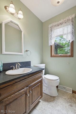 951 S Azalea Boulevard, Barberton, OH 44203