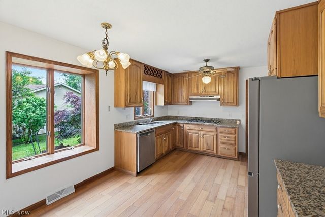 951 S Azalea Boulevard, Barberton, OH 44203