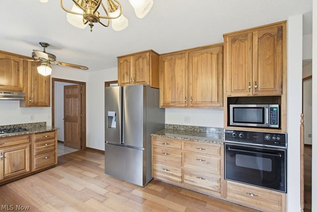 951 S Azalea Boulevard, Barberton, OH 44203