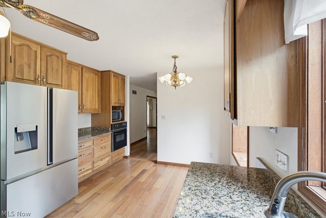951 S Azalea Boulevard, Barberton, OH 44203