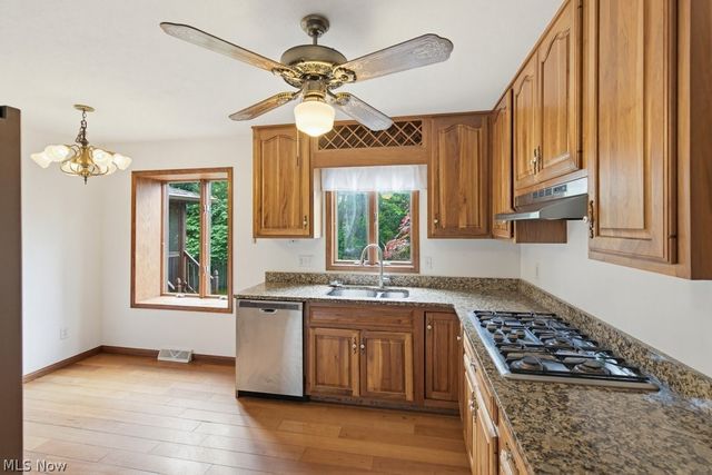 951 S Azalea Boulevard, Barberton, OH 44203