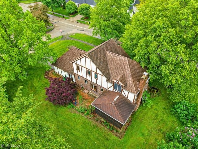 951 S Azalea Boulevard, Barberton, OH 44203