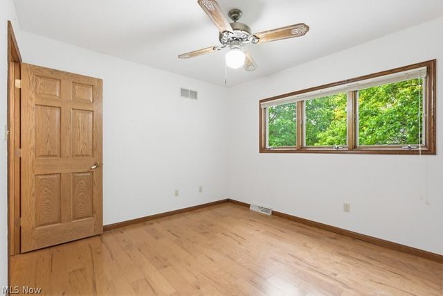 951 S Azalea Boulevard, Barberton, OH 44203