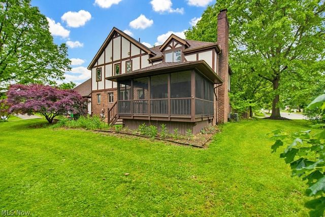 951 S Azalea Boulevard, Barberton, OH 44203