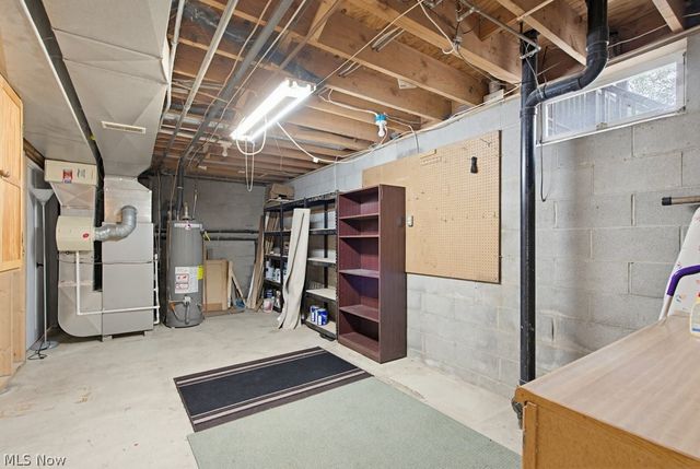951 S Azalea Boulevard, Barberton, OH 44203