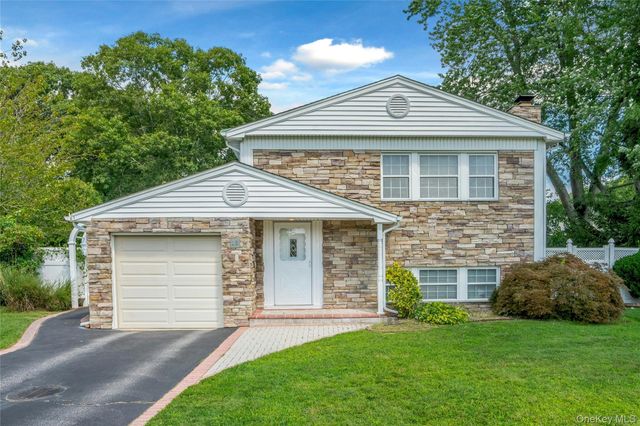 15 Greenbrier Lane, Sayville, NY 11782