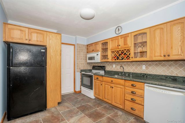 15 Greenbrier Lane, Sayville, NY 11782