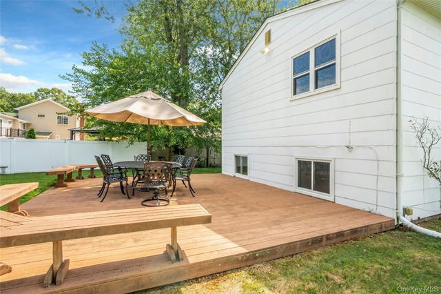 15 Greenbrier Lane, Sayville, NY 11782