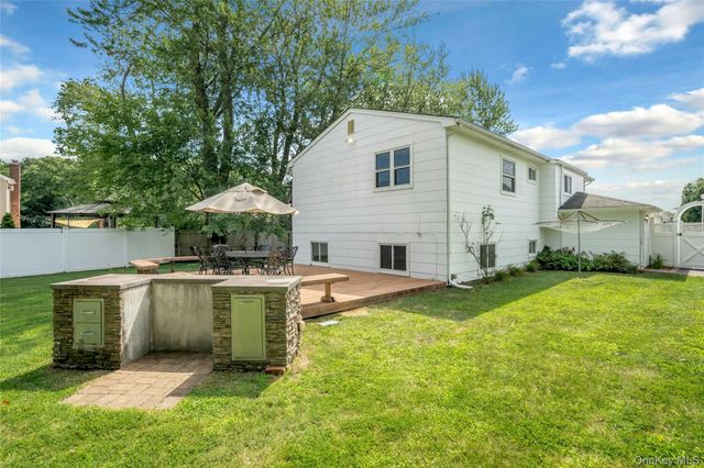15 Greenbrier Lane, Sayville, NY 11782