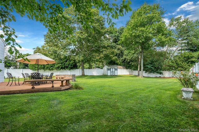 15 Greenbrier Lane, Sayville, NY 11782