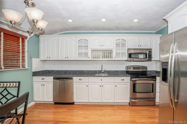 15 Greenbrier Lane, Sayville, NY 11782