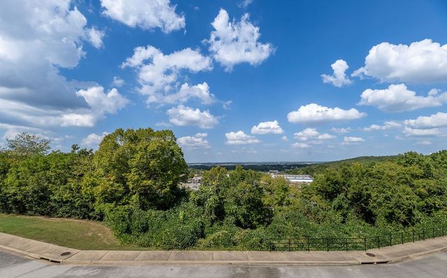 307 E Noble Lane, Fayetteville, AR 72703