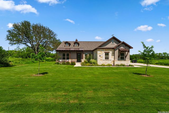601 LEGEND PARK DR, Castroville, TX 78009