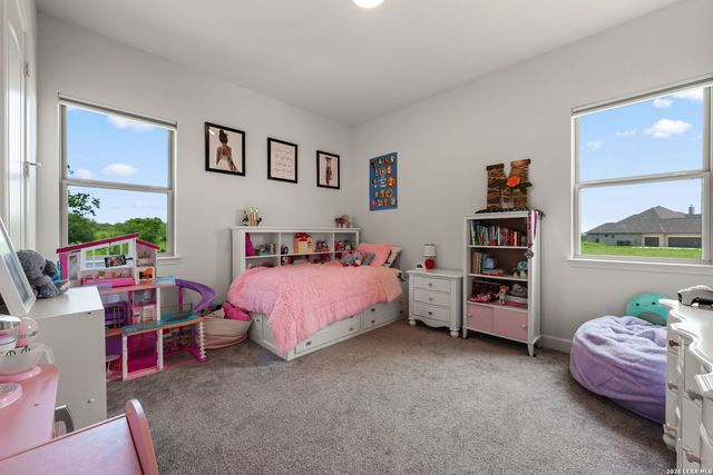 601 LEGEND PARK DR, Castroville, TX 78009