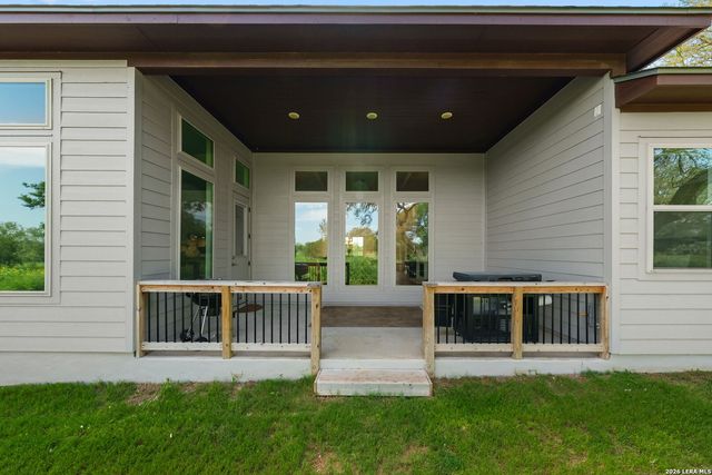 601 LEGEND PARK DR, Castroville, TX 78009
