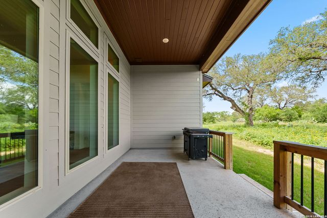 601 LEGEND PARK DR, Castroville, TX 78009