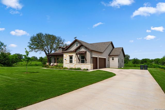 601 LEGEND PARK DR, Castroville, TX 78009