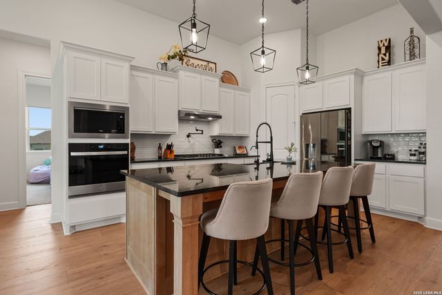601 LEGEND PARK DR, Castroville, TX 78009