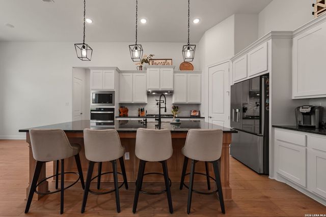 601 LEGEND PARK DR, Castroville, TX 78009