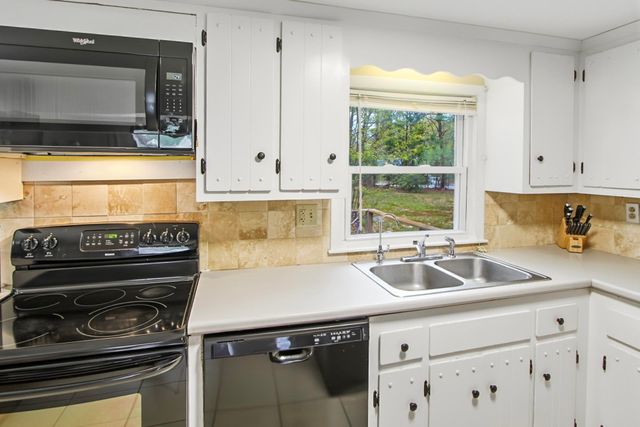 15 Lincoln Street, Pelham, NH 03076