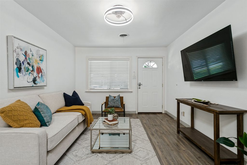 403 E Franklin Street A, Grapevine, TX 76051 — photo 3