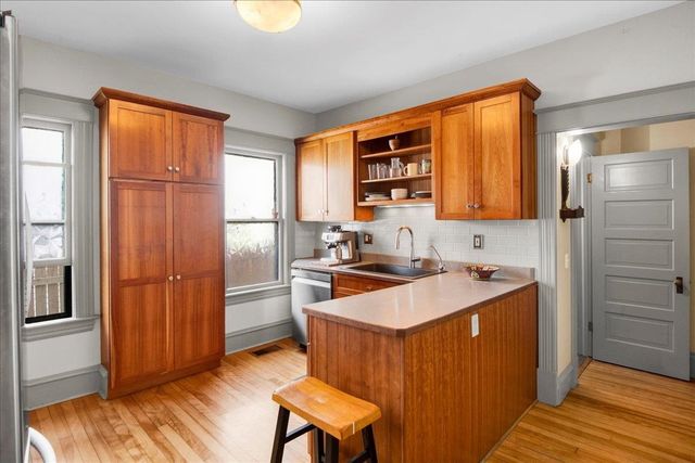 16 Isham Street, Burlington, VT 05401