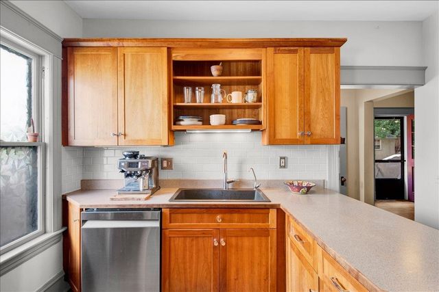 16 Isham Street, Burlington, VT 05401