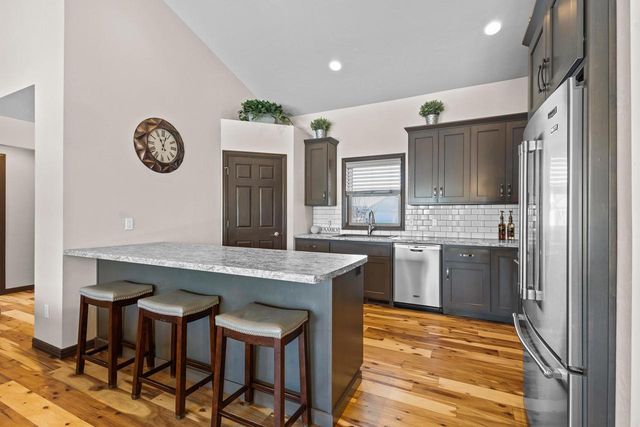 4235 N SHADYWOOD COURT, Appleton, WI 54914