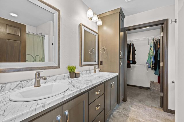 4235 N SHADYWOOD COURT, Appleton, WI 54914