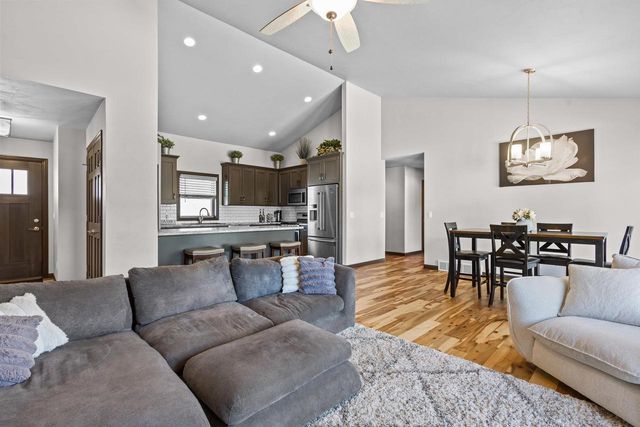 4235 N SHADYWOOD COURT, Appleton, WI 54914