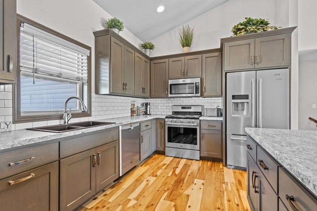 4235 N SHADYWOOD COURT, Appleton, WI 54914