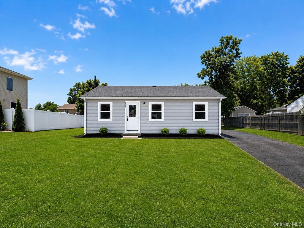 818 Meade Avenue, Bellport, NY 11713