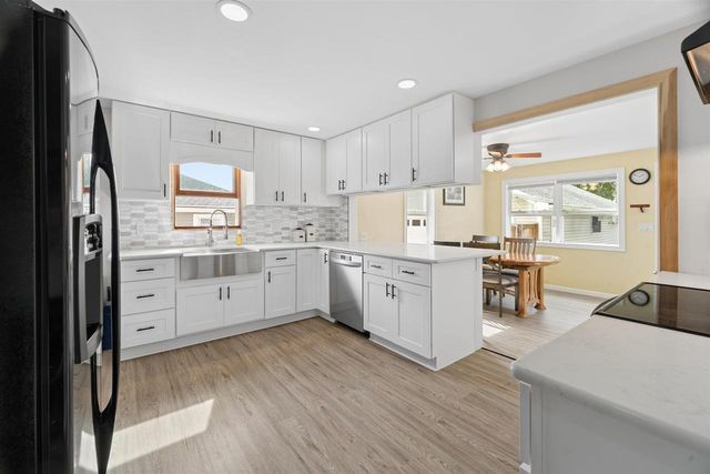 2119 N ERB STREET, Appleton, WI 54911