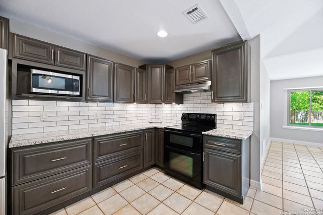 9400 Woodland Hills, San Antonio, TX 78250