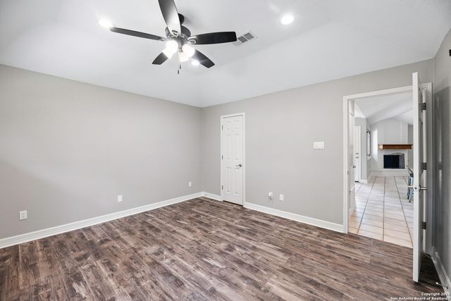 9400 Woodland Hills, San Antonio, TX 78250