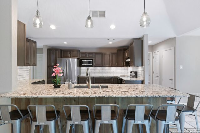 9400 Woodland Hills, San Antonio, TX 78250