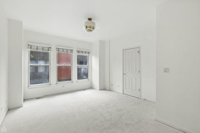 834 W Village Court, Chicago, IL 60608