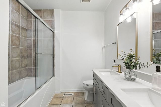 834 W Village Court, Chicago, IL 60608