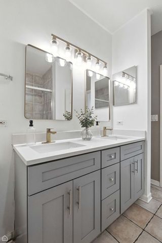 834 W Village Court, Chicago, IL 60608